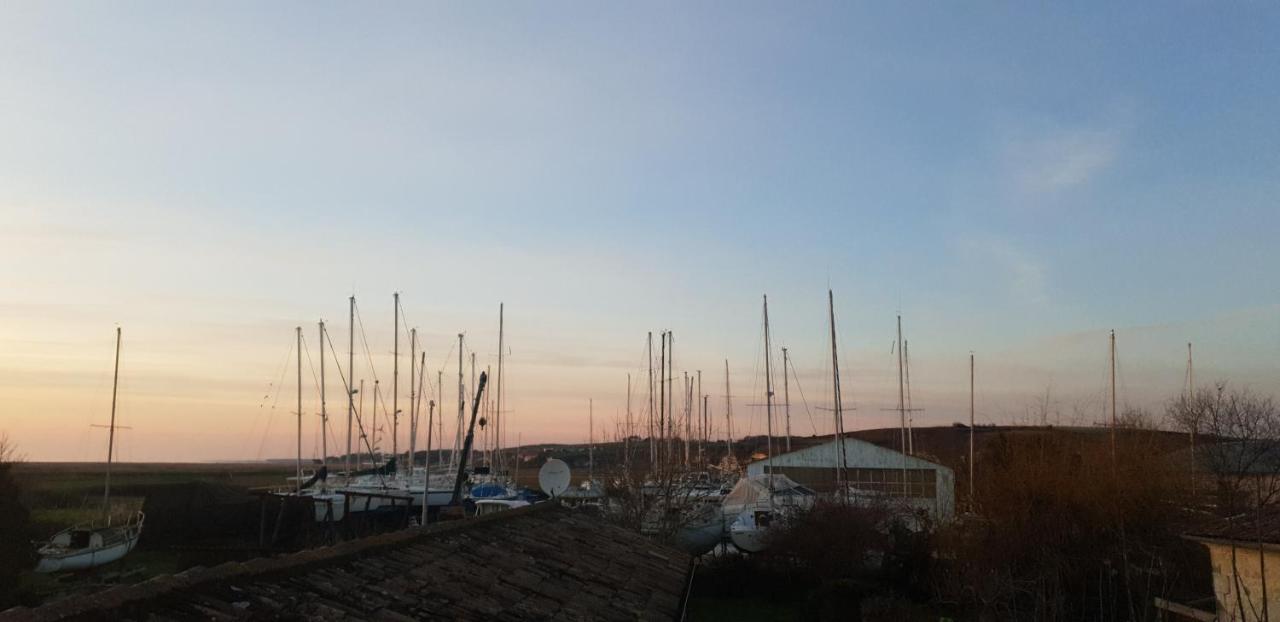 Grande Maison Charentaise Avec Vue Sur Le Chenal Superbes Couches De Soleil Sur L Estuaire De La Gironde! Mortagne-sur-Gironde Buitenkant foto